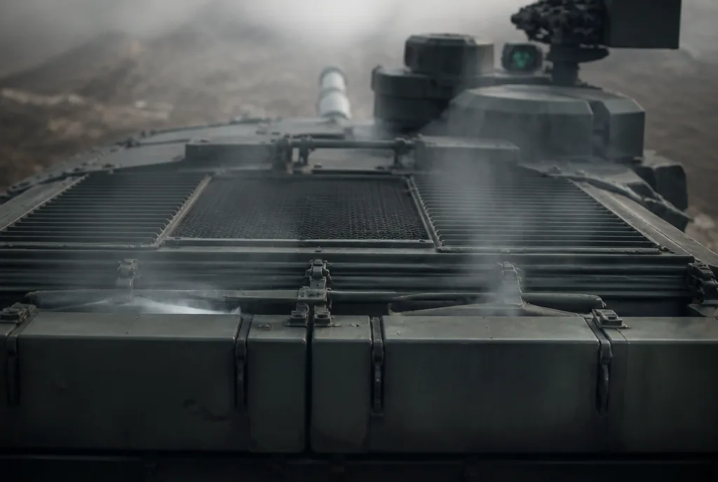 Das Motordeck am Heck: Gitter, Auspuff und Stauboxen – die Stelle, an der ein Panzer am schnellsten fällt.
