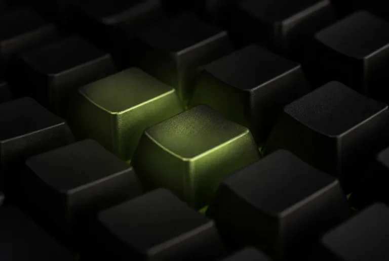 Nahaufnahme einer mechanischen Tastatur, bei der nur einzelne Tasten olivgruen hinterleuchtet sind