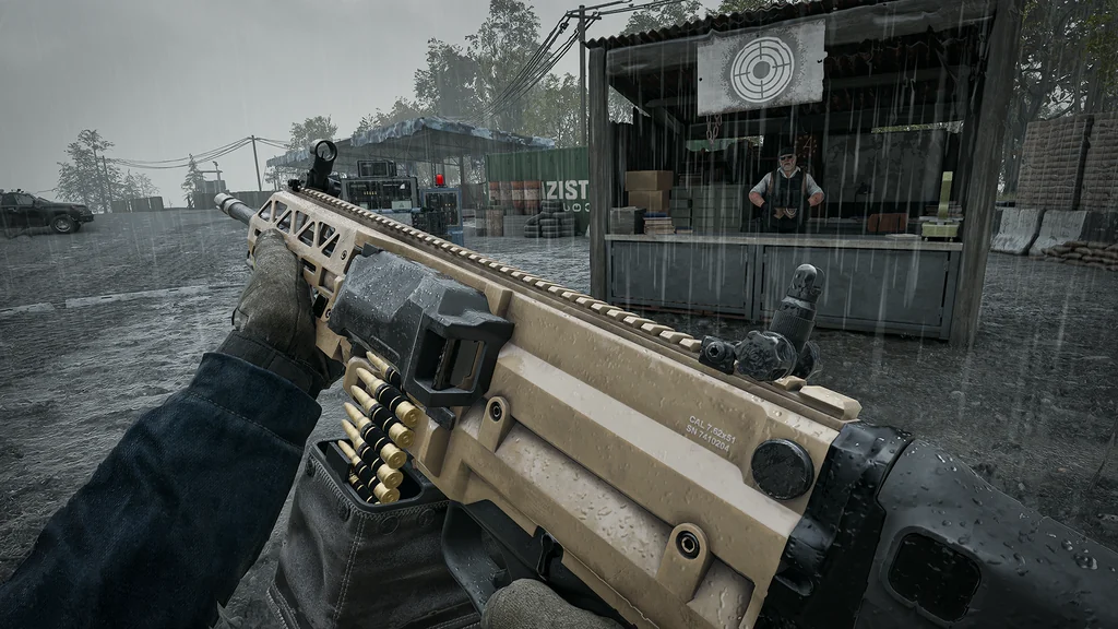 WARDOGS: Evo-3 Ultra mit eingelegtem Munitionsgurt, Kaliberprägung 7,62 × 51 mm sichtbar