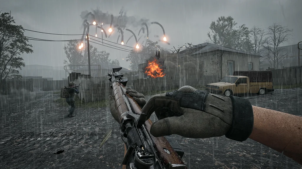 WARDOGS: M14 mit Holzschaft in der Ego-Perspektive, Regen über einem Lagerplatz